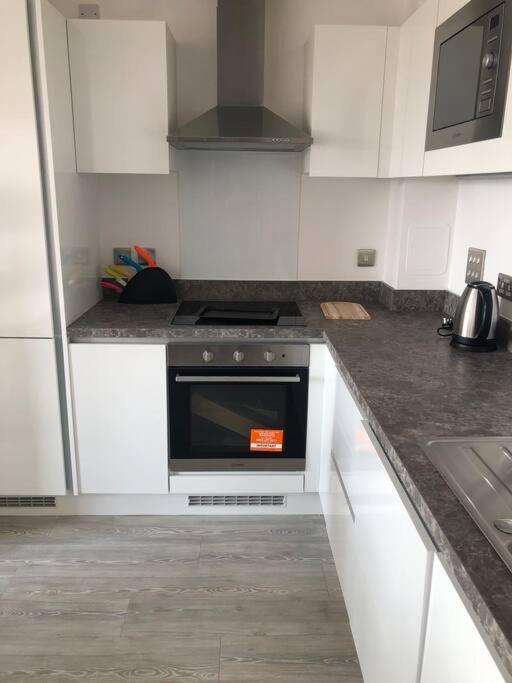 3 Bedroom Apartment Free Parking Manchester Exterior photo