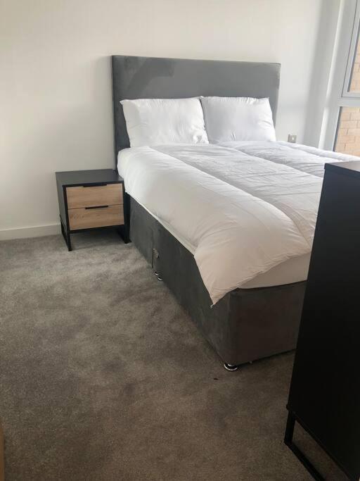3 Bedroom Apartment Free Parking Manchester Exterior photo