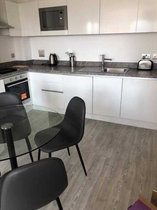 3 Bedroom Apartment Free Parking Manchester Exterior photo